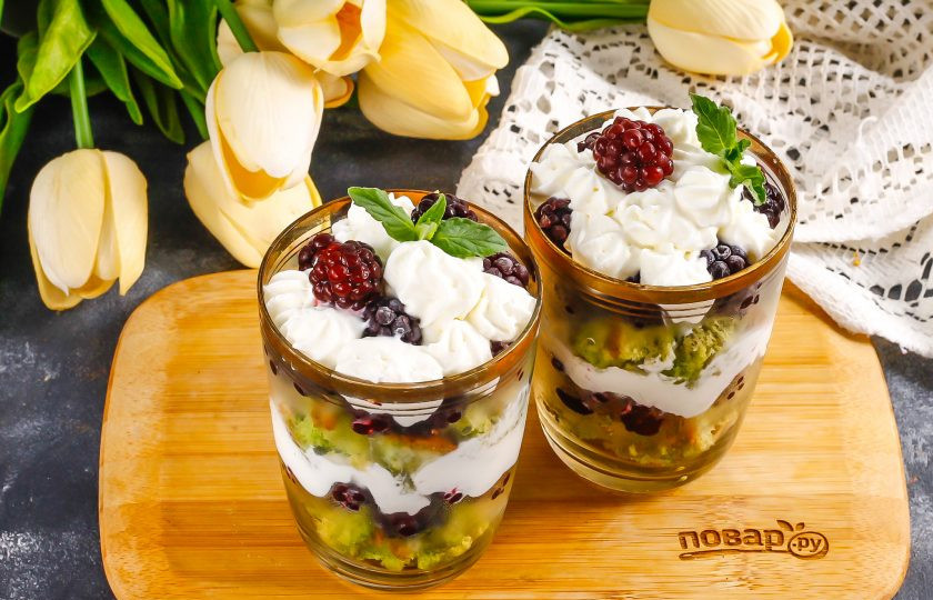 1. Этап. Ягодные трайфлы: Последним слоем выложите крем и украсьте трайфлы по вкусу. Поместите их в холодильник для пропитывания на 30 минут.