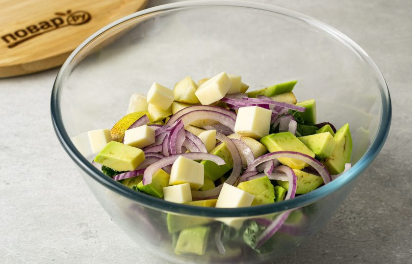 1. Этап. Салат из авокадо с грушей и сыром: Добавьте грушу, красный лук, авокадо и сыр. Аккуратно перемешайте. Посолите по вкусу.