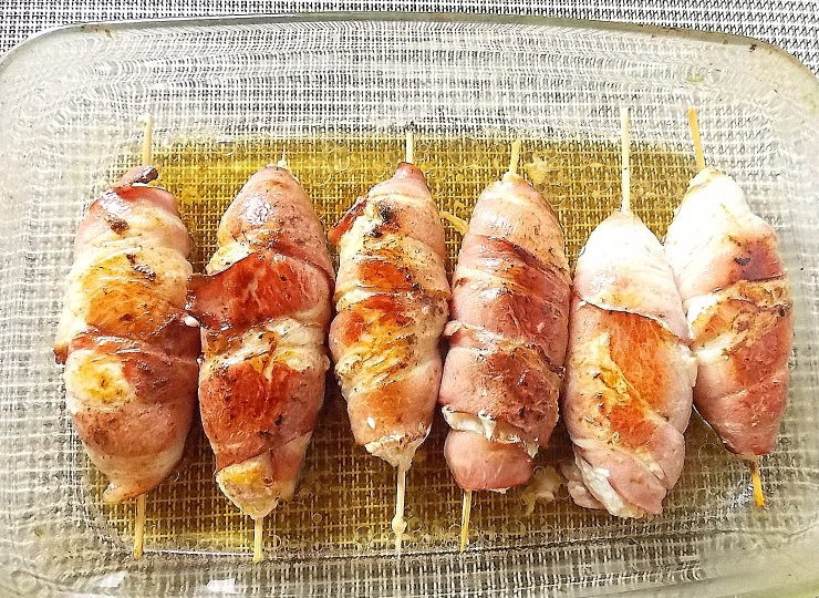 1. Этап. Куриные кебабы в беконе: Налейте в форму немного воды и переложите кебабы. Закройте верх фольгой. Готовьте в горячей духовке при 180 градусах в течение 30 минут.