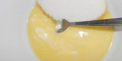 1. Этап. Торт Ночная серенада: Сделайте крем. Сварите манку на молоке до готовности, остудите кашу, чтобы не образовалась плёнка. В другой посуде смешайте растопленное масло с сахаром. А потом соедините обе смеси.