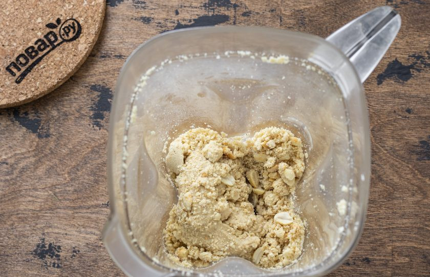 1. Этап. Шоколадная арахисовая паста: В начале арахис превращается в крошку, затем начнет постепенно выделять масло, и консистенция станет более кремовой.