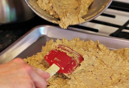 1. Этап. Овсяный десерт с вишней и шоколадом: 4. Выложите готовое тесто в форму и хорошо разровняйте. Отправьте в духовку.