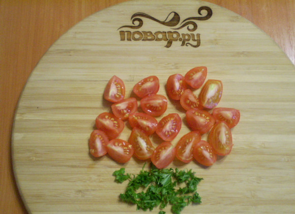 1. Этап. Помидоры кусочками с зеленью: Помидоры режем кусочками, зелень мелко рубим ножом.