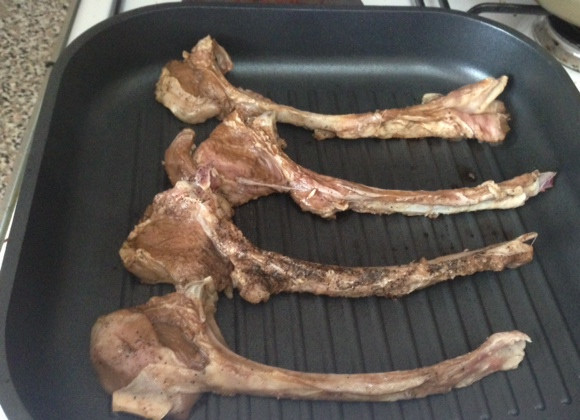 1. Этап. Бараньи ребрышки на сковороде: 2. Мариновать ребрышки рекомендуют как можно дольше, лучше всего - оставить их на ночь. Затем обжариваем на сковороде со всех сторон. Маринад не выливаем.