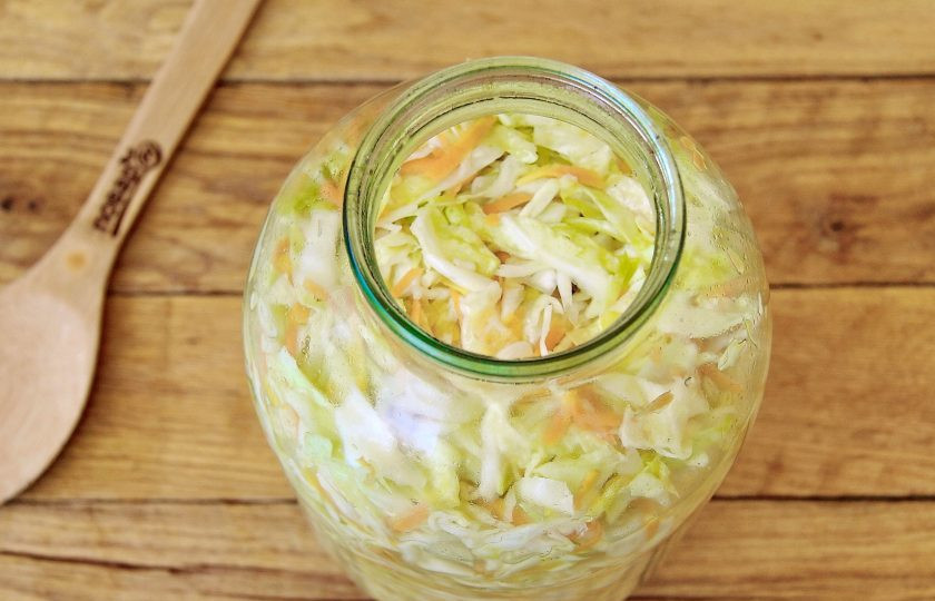 1. Этап. Капуста за 12 часов: Переложите капусту вместе с маринадом в банку и накройте крышкой. Как правило из этого количества выходит одна 3-х литровая банка. Дайте полностью остыть, а затем отправьте капусту в холодильник. По этому рецепту капусту можно есть сразу же после охлаждения, но вкуснее всего она будет через 12 часов, когда полностью промаринуется.