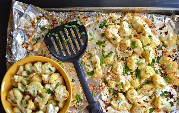 1. Этап. Цветная капуста с чесноком и сыром: После того как капуста будет готова - посыпать нарезанной петрушкой. и подавать.