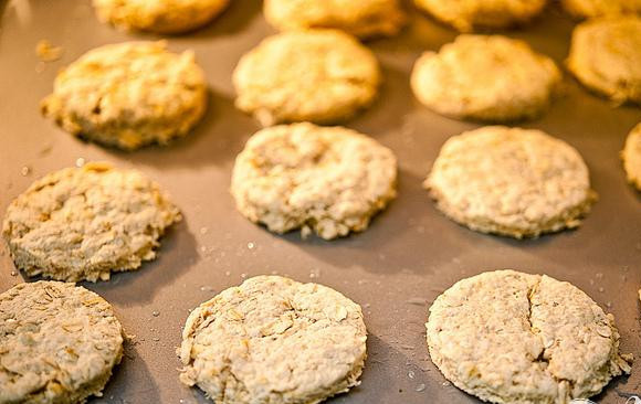 1. Этап. Шотландское овсяное печенье: 7. Выпекать печенье в духовке при 175 градусах до золотистого цвета. Проверьте печенье по истечении 8 минут выпечки.