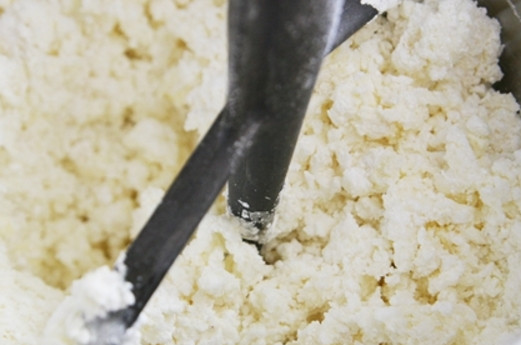 1. Этап. Сливочный крем для украшения торта: 2. В чашу миксера выложите размягченное сливочное масло, добавьте щепотку соли и взбивайте до образования пышной массы.