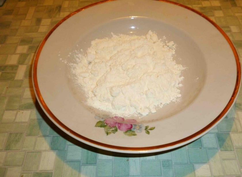 1. Этап. Немецкий шницель: В плоскую нарелку насыпьте муки.