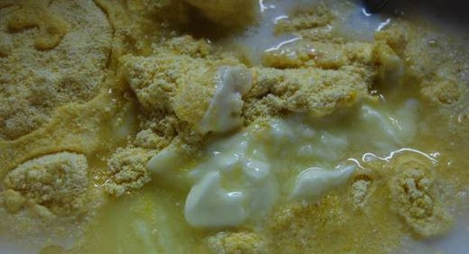 1. Этап. Мчади с сулугуни: Подогрейте молоко и воду до 40 градусов. В миску уложите муку, сахар, соль и растопленное масло. Залейте эту смесь водой с молоком.