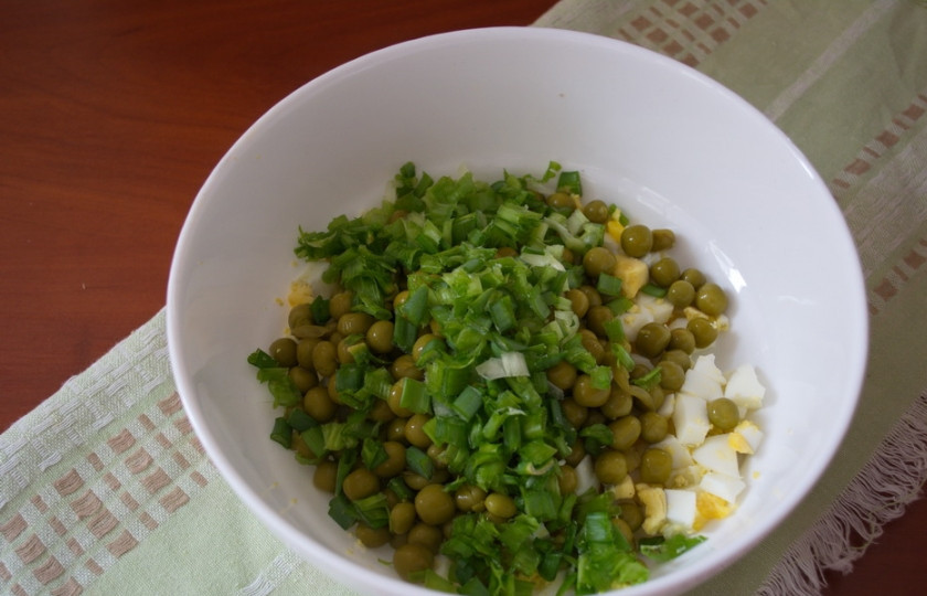 1. Этап. Салат с печенью трески и яйцом: Добавьте измельченный зеленый лук. Дополнительно можно добавить другие виды зелени, измельченные салатные листья.