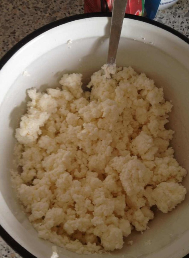 1. Этап. Хачапури с брынзой: Пока тесто настаивается (оно ведь на дрожжах), приготовьте начинку - разомните вилкой брынзу.