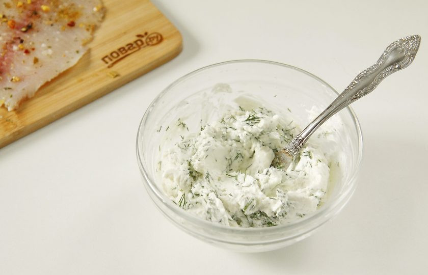 1. Этап. Рыба, запеченная в тесте в духовке: Творожный сыр соедините со свежей зеленью и перемешайте. Зелень подойдет любая сезонная, у меня укроп.