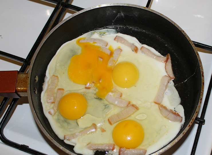 1. Этап. Завтрак чемпиона: 3. Помешивая мясную заготовку, слегка поджарьте ее на сильном огне. Сделайте огонь слабее. Вбейте в ту же сковородку яйца.