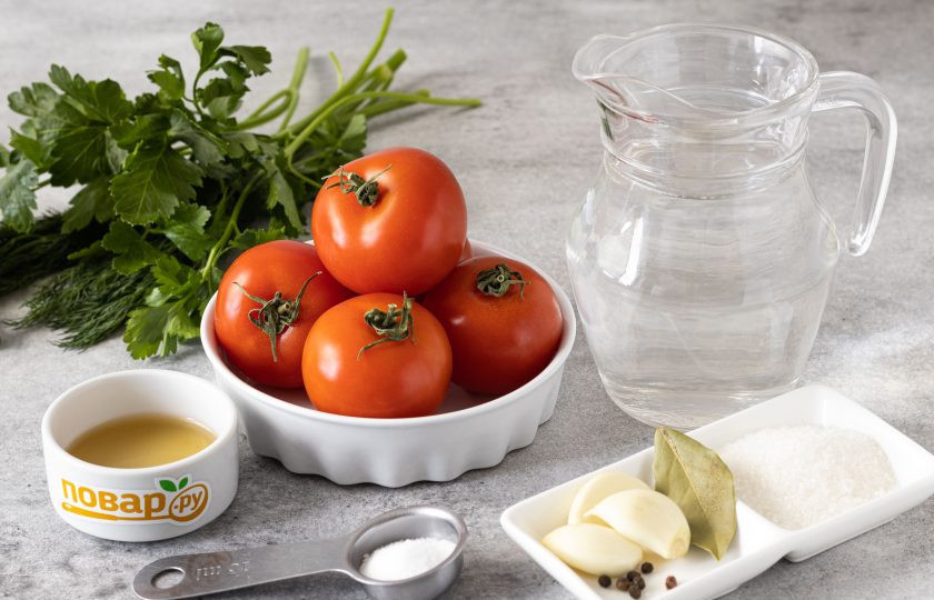 1. Этап. Малосольные помидоры с чесноком и зеленью: Подготовьте все ингредиенты.