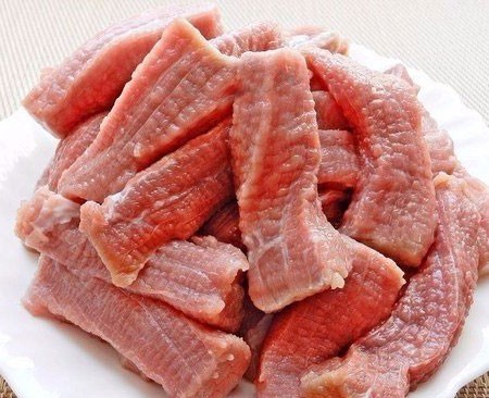 Говядина в сметане 1. Этап. Говядина в сметане: Мясо нарежьте ломтиками и отбейте немного молотком. Лук нарежьте кольцами.