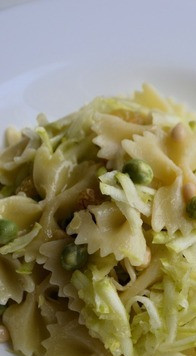 1. Этап. Салат из кабачков и бабочек: Выложить салат на блюдо и подавать.