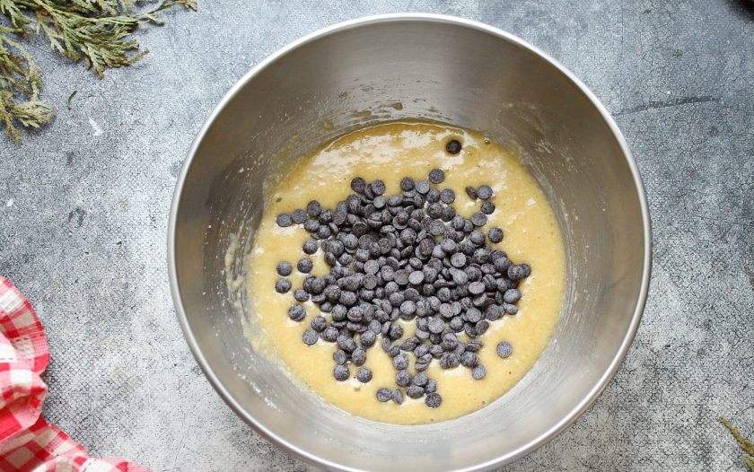 1. Этап. Маффины из миндальной муки: Добавьте в тесто шоколадные капли и перемешайте.