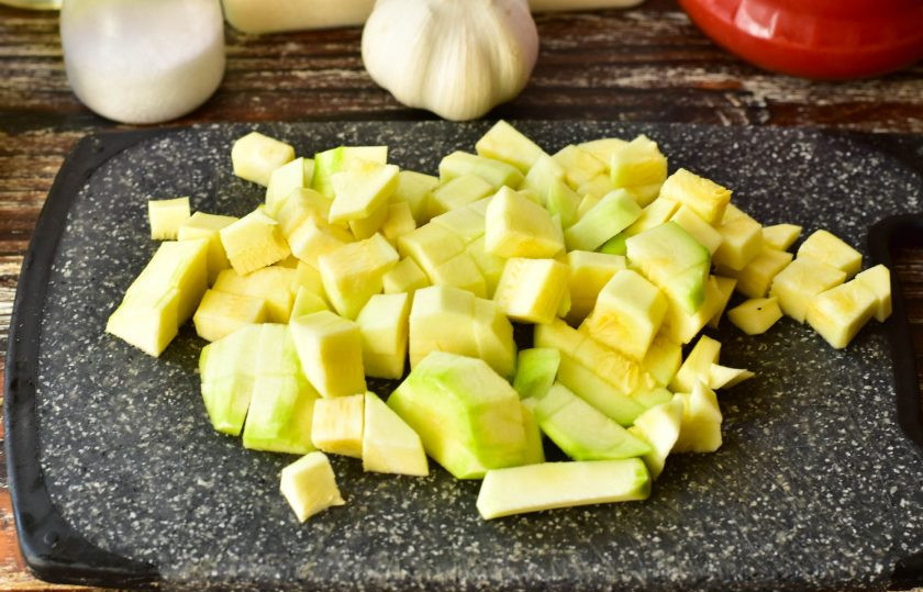 1. Этап. Лечо Оранжевое лето: Кабачки вымойте, очистите, и нарежьте кубиками.