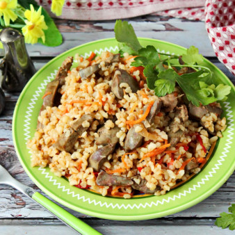 Булгур с куриной печенью и овощами