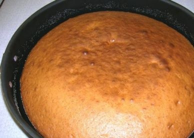 1. Этап. Медовый торт простой: Разравниваем тесто, ставим выпекаться в разогретую до 100 градусов духовку. Через 10 минут увеличиваем температуру до 180 и выпекаем примерно 50 минут.