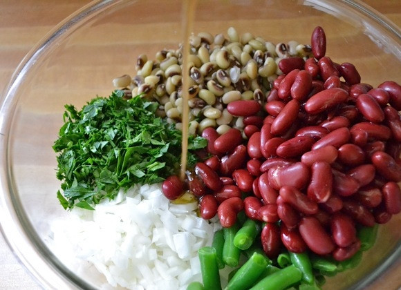 1. Этап. Салат из фасоли: 5. Приготовленным соусом заправляю фасолевый салат.