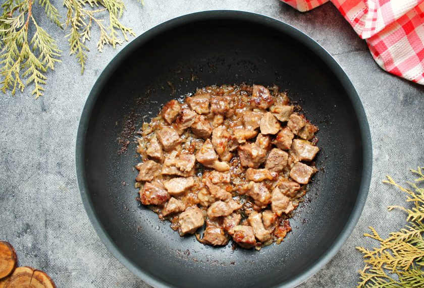 1. Этап. Лилибж: Обжаривайте все до золотистой корочки, посолите и поперчите.