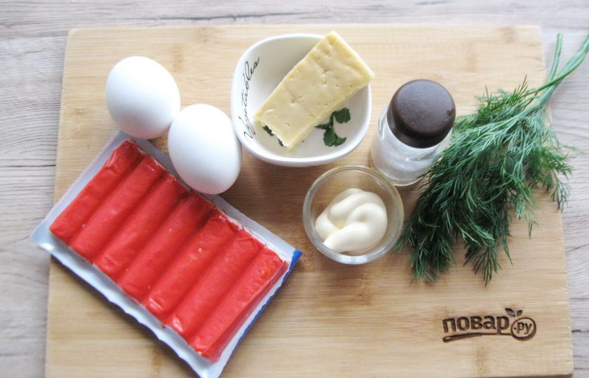 1. Этап. Яйца фаршированные крабовыми палочками и сыром: Подготовьте ингредиенты для приготовления фаршированных яиц.