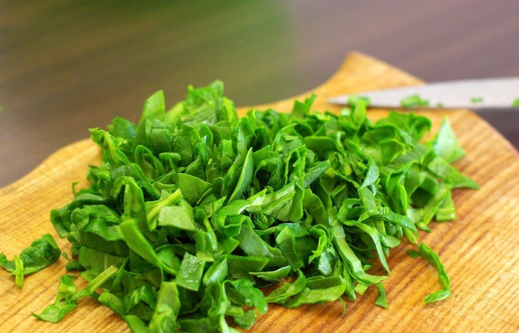 1. Этап. Рулетики из куриной грудки: Шпинат промываем, просушиваем и нарезаем.