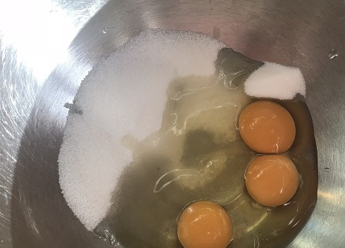 1. Этап. Итальянский манник на рикотте: Пока остывает манная смесь, мы смешиваем сахар, ванильный сахар и яйца. Взбиваем до полного растворения сахара.