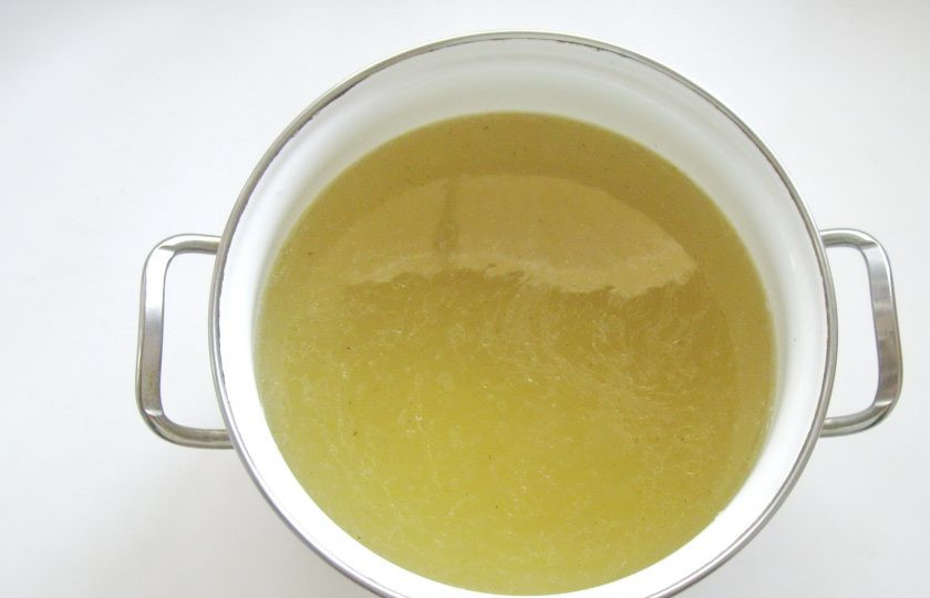 1. Этап. Заливное из индейки: Бульон процедите. Добавьте быстрорастворимый желатин в горячий бульон и перемешайте. Если у вас обычный желатин, то предварительно залейте его холодной водой и дайте набухнуть. После добавляйте в бульон.