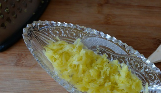 1. Этап. Салат Рождественская ночь: Берём красивый салатник. Картофель чистим, натираем на тёрке, кладём нижним слоем. Присаливаем, перчим. Не утрамбовывайте картофель, пусть он будет 