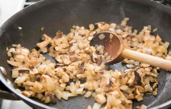 1. Этап. Запеченные спагетти: 3. Обжаривайте все до испарения жидкости в сковороде, добавьте измельченный чеснок.