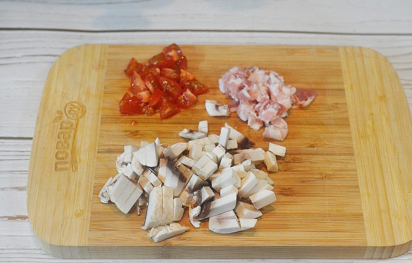 1. Этап. Сырники с беконом и грибами: 1. Бекон, грибы и помидор нарежьте кубиком.