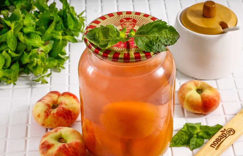 1. Этап. Компот из персиков с косточкой на зиму: Готовый компот остудите и перенесите в кладовую, не забыв перевернуть банку верх дном над раковиной и проверить качество закрутки.