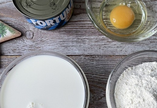 1. Этап. Тонкие блинчики с риетом из тунца: Для теста возьмите муку, яйцо, молоко, сахар и соль по вкусу.