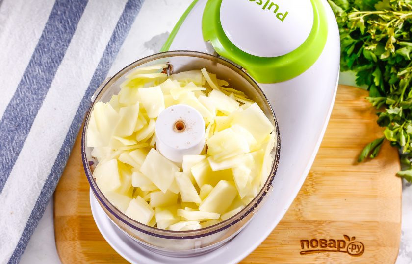 1. Этап. Пхали из капусты по-грузински: Нарежьте остывшие листья капусты и добавьте нарезку в емкость.