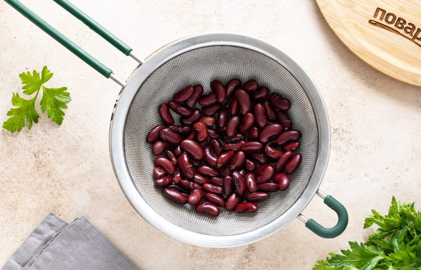 1. Этап. Салат из фасоли с киноа: Консервированную фасоль промойте в чистой воде и откиньте на сито, дайте стечь лишней воде.