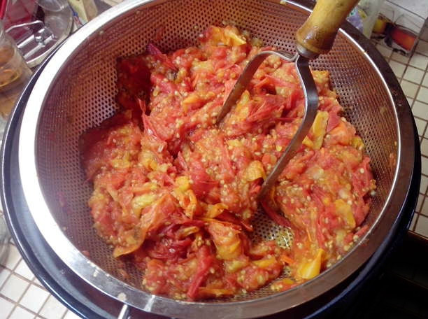 1. Этап. Томаты в собственном соку: Когда вы увидите, что весь сок вышел из томатов, начинаем процеживать. Переливаем сок в дуршлаг. Туда же сбрасываем мякоть. Давим ее хорошенько, чтобы процедить сок.