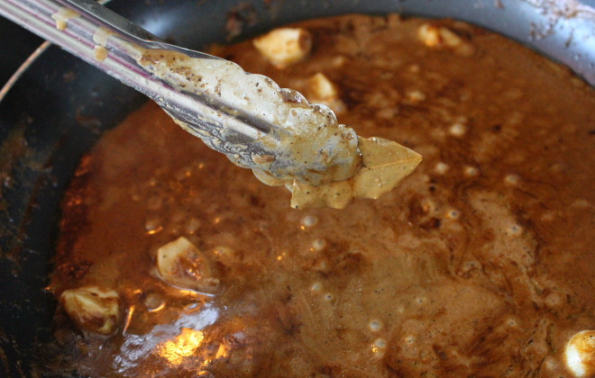 1. Этап. Курица в молочно-чесночном соусе: 10. Соус, в котором тушилась курица, можно процедить, предварительно достав лавровый лист и чеснок, и немного уварить. Полить соусом курицу или подать его к гарниру.