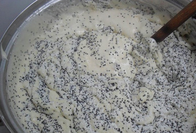 1. Этап. Торт Царица Эстер: Готовим сухую смесь: добавляем немного соли, три столовые ложки муки, пол стакана молотого мака и чайную ложку разрыхлителя, перемешиваем и аккуратно перемешиваем сухую смесь со взбитыми яйцами.