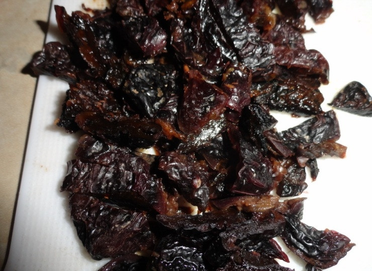 1. Этап. Плов с черносливом: Чернослив при необходимости промываем под холодной водой, а затем режем на средние кусочки.