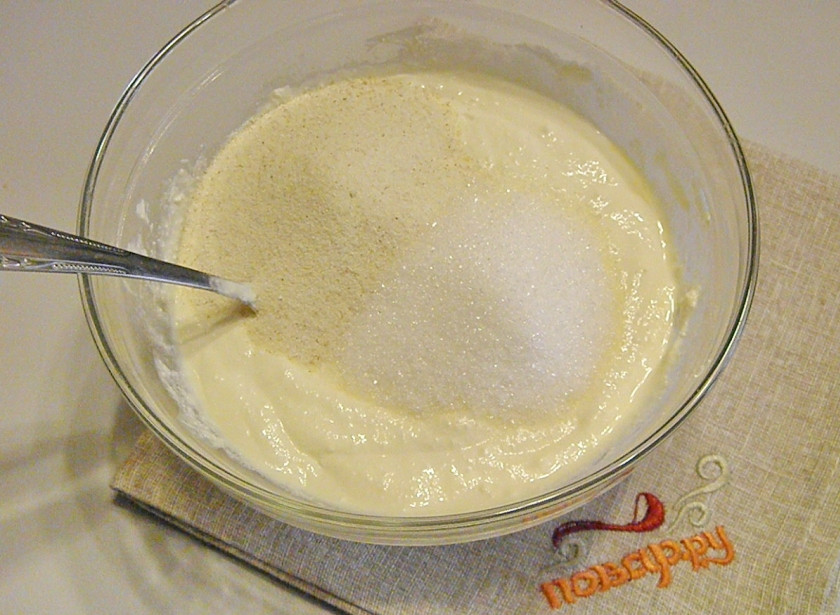 1. Этап. Творожная запеканка в формочках: Всыпьте манку и сахар. Перемешайте.