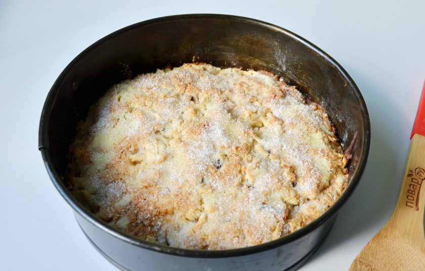 1. Этап. Яблочный пирог за 7 минут: 8. Итак, пирог почти готов, ушло 7 минут, осталось лишь запечь его. Поставьте в горячую духовку (180 градусов) и включите таймер на 30 минут. За минут 5 до конца, посыпьте пирог ложечкой сахара сверху, чтобы образовалась красивая сахарная корочка. Всё!