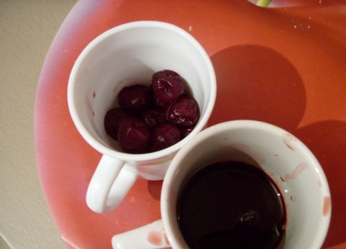 1. Этап. Торт Амурский: 1. Ягоды размораживаем, отживаем сок (отдельно его сольем). Та часть ягод, что пойдет для украшения, сразу же замачивается в вине или шампанском.