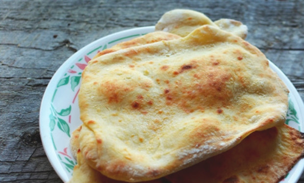 1. Этап. Пресная лепешка: Духовку прогрейте до 200 градусов и отправьте туда лепешки на 3 минуты, затем переверните и еще раз смажьте маслом, запекайте еще 2-3 минуты.