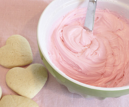 1. Этап. Печенье на 14 февраля: 8. Пока печенье остывает, можно заняться украшением. Для этого необходимо взбить 50 г сливочного масла с сахаром, добавить молоко и пищевой краситель.