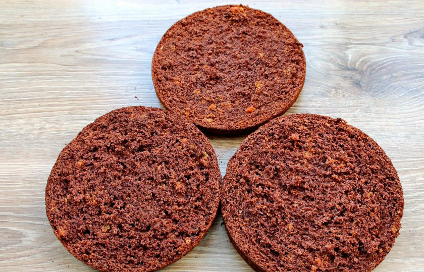 1. Этап. Янтарный торт: Достаньте бисквит из формы, снимите бумагу и разрежьте на 2-3 коржа.