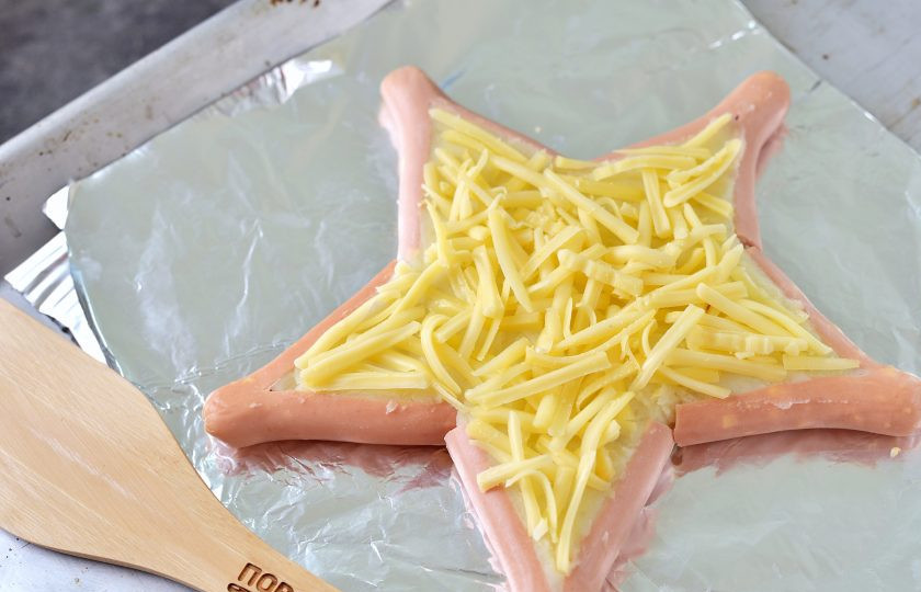 1. Этап. Звезды из сосисок и картофельного пюре: Посыпьте звезду тертым твердым сыром, отправьте в разогретую духовку минут на 7-10 под верхний гриль.