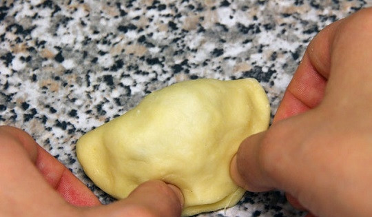 1. Этап. Равиоли с брокколи: 8. В центр выложите аккуратно ложку начинки. И плотно залепите края.